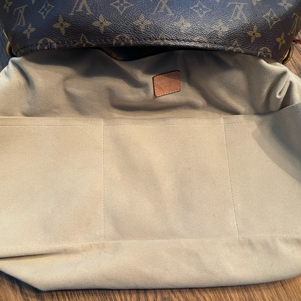 Authentic Louis Vuitton Artsy GM Tote **retired bag** - Picture 8 of 11